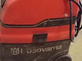 une machine rouge posée sur le sol