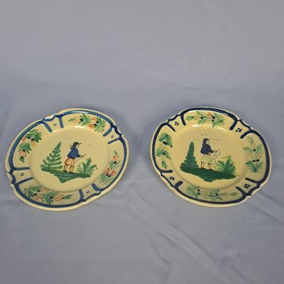 deux assiettes ornées de motifs bleus et jaunes, posées sur une table