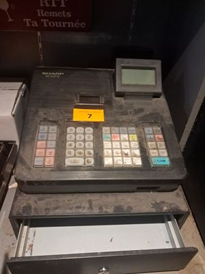 une caisse enregistreuse posée sur un comptoir