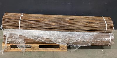 un tas de bois posé sur une palette et enveloppé d'un film plastique