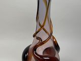 un vase en verre posé sur une table