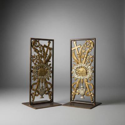 une paire de sculptures en métal doré et noir représentant des fleurs et des feuilles