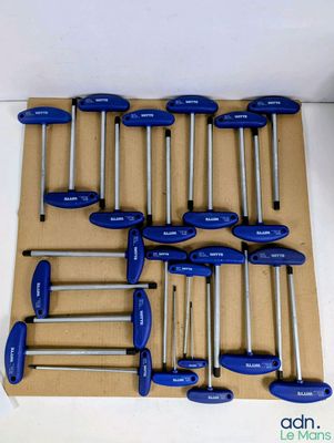 un tas d'outils bleus posés sur une boîte en carton