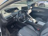 l'intérieur d'une voiture avec un volant et des commandes sur le tableau de bord