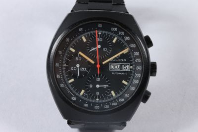 gros plan d'une montre sur une surface blanche