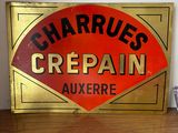 un gros plan d'un panneau rouge et jaune posé sur une table en bois