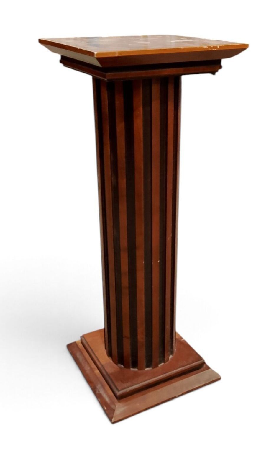 Colonne en bois, formant sellette, fût cannelé