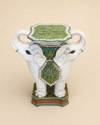 deux éléphants debout l'un à côté de l'autre, avec une table posée dessus