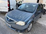 des voitures garées sur un parking, recouvertes de graffitis