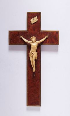 une croix en bois sur laquelle est fixé un crucifix