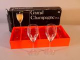 deux coupes de champagne dans un coffret posé sur une table
