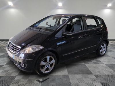 la photo d'une petite voiture noire garée dans un garage