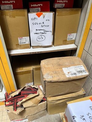 une pile de boîtes posées sur le sol d'une pièce