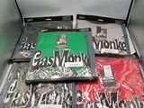 une boîte de t-shirts assortis exposée dans un magasin