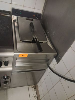 une image d'une cuisine avec une cuisinière et un lave-vaisselle