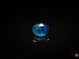 un gros plan d'un saphir bleu sur une surface noire