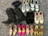 de nombreuses paires de chaussures disposées par terre