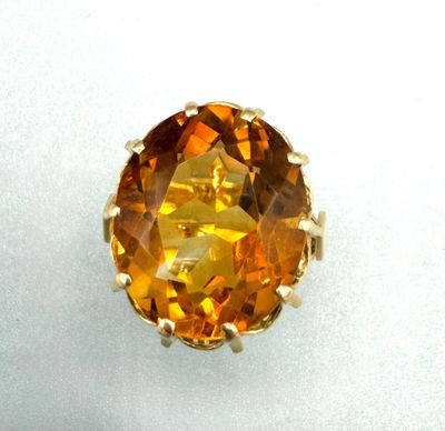 Gros plan sur une bague contenant une pierre orange