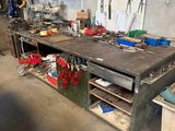une photo d'un établi sur lequel sont posés de nombreux outils
