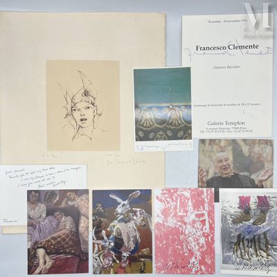 beaucoup de photos accrochées au mur d'une pièce
