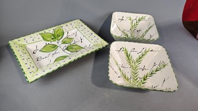 Réunion d'un grand plat rectangulaire (48,5 x 35 cm) et deux…