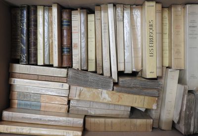 une boîte pleine de livres posée sur une table