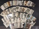 un lot de vieilles cartes postales posées sur une table