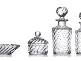 un dessin représentant un ensemble de bouteilles en verre et un saladier