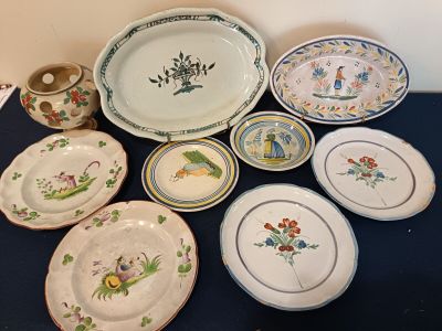 Carton cpt : plat cul noir en faïence, plat et 2 assiettes e… - Photo 1