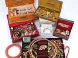 de nombreux types de bijoux différents dans une boîte