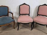 trois chaises placées les unes à côté des autres sur un parquet