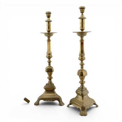 paire de bougeoirs anciens en laiton avec leurs supports