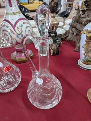 de nombreux vases en verre posés sur une table rouge