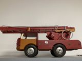 un camion de pompier jouet surmonté d'une échelle