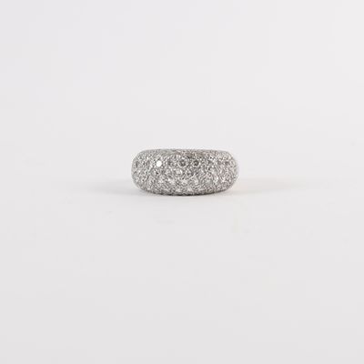 BAGUE "DOME" OR ET DIAMANTS Bague en or blanc 18k, pavée d'e…