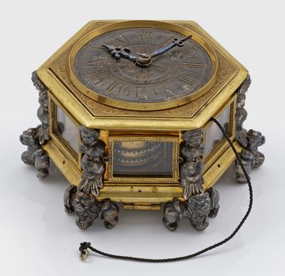 une horloge posée sur une table