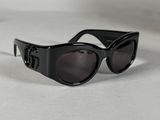 Lunettes de soleil noires Chanel avec le logo CC sur le côté