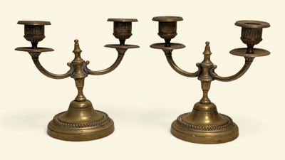 paire de candélabres anciens en laiton avec bougeoirs sur socle