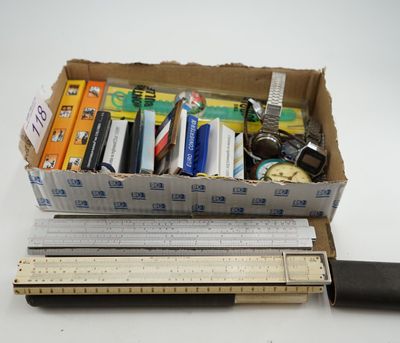 une boîte de fournitures scolaires et une règle posées sur une table