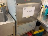 un évier et un lave-vaisselle dans une petite cuisine