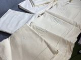une pile de serviettes pliées posée sur une chaise devant une fenêtre