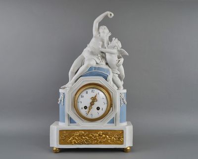 une horloge surmontée d'une statue