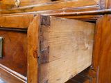 une commode en bois surmontée d'un tiroir