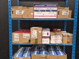 un chariot chargé de cartons dans un entrepôt