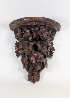 une image représentant une sculpture sur bois d'un homme portant un chapeau sur la tête