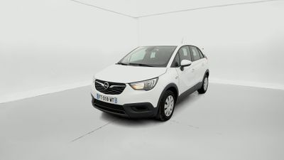 Une voiture blanche est garée dans une pièce blanche.