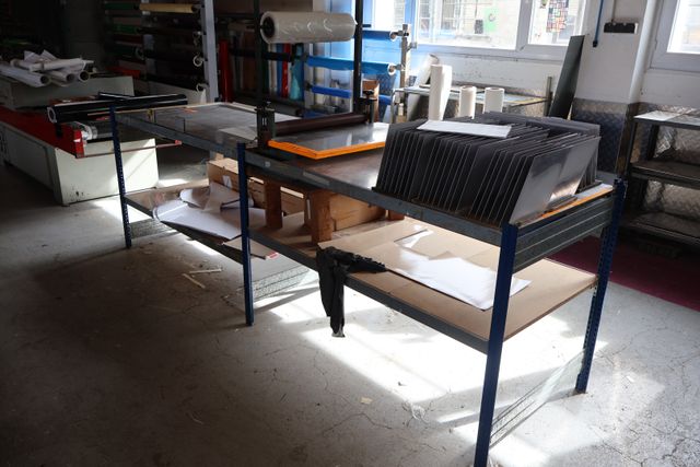 Petit laminoir ancien manuel avec deux tables de travail