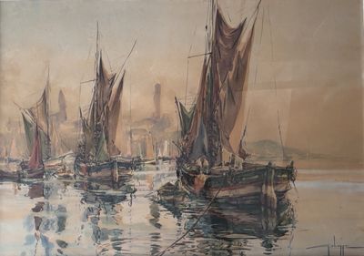 de nombreux bateaux qui se trouvent dans l'eau près du rivage
