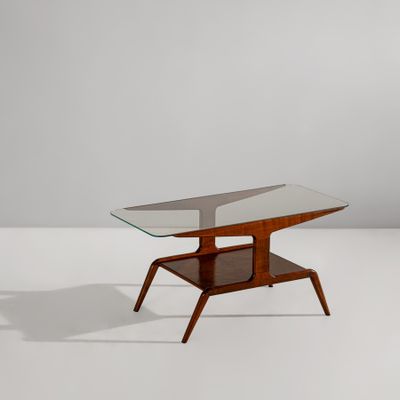 une table basse avec un plateau en verre et des pieds en bois