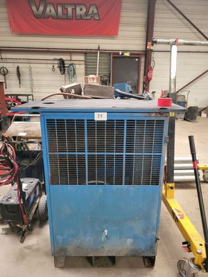 un climatiseur bleu posé dans un garage